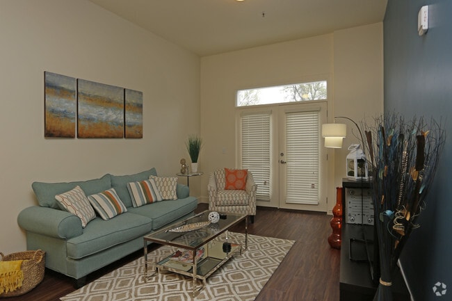 Sala de estar amplia - West Station Apartments