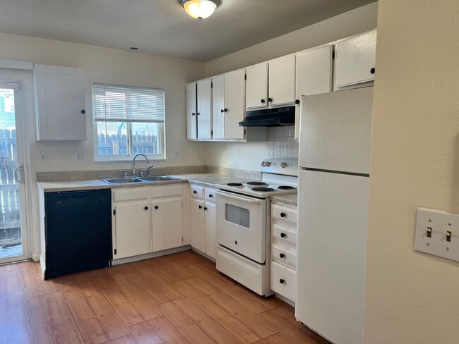 Building Photo - Remodeled 2 Bed/2 Bath Townhome Near 6th &...