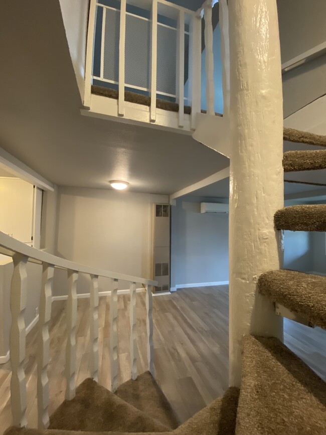 stairway to livingroom - 221 Jefferson St