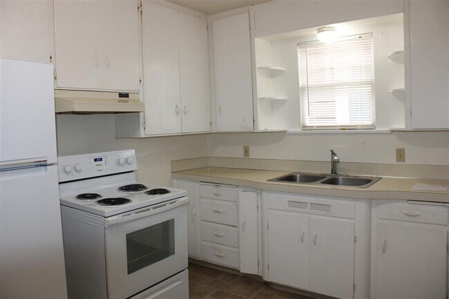 Building Photo - 3 Bedroom house with Detached Garage!