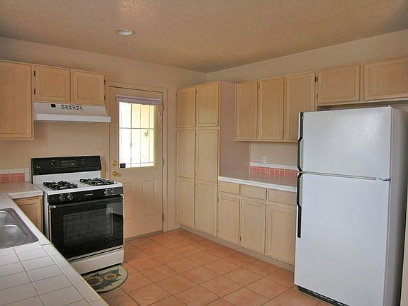 Building Photo - Sparkling Clean 3 Bedroom Family House