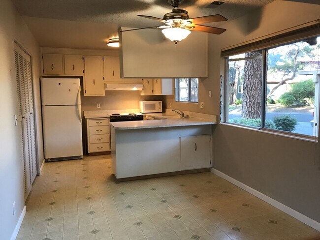 Building Photo - Great 2 bed 1 bath condo available in May!!