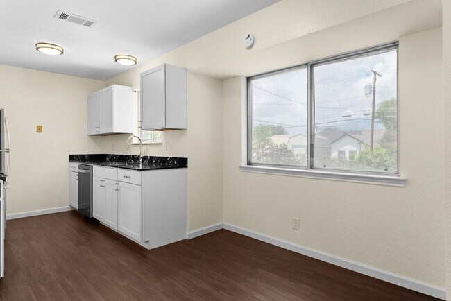 Foto del edificio - 2013 Hinkle Ave