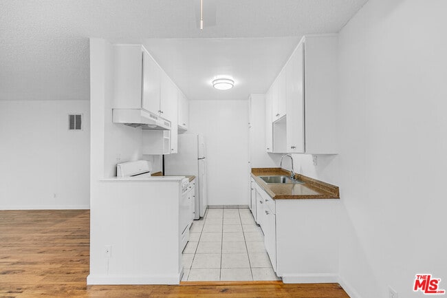 Building Photo - 1812 N Gramercy Pl