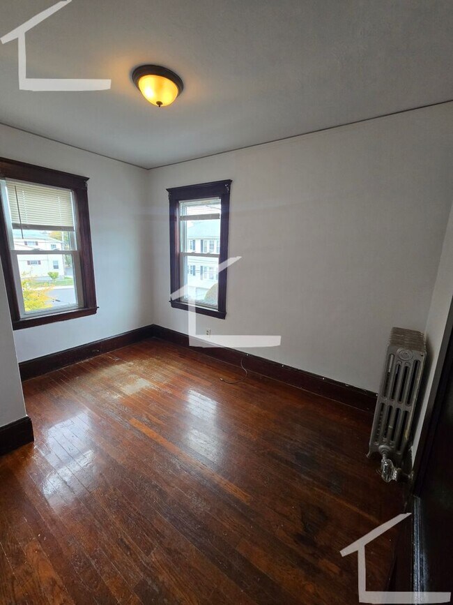 Building Photo - 2BR 1Bth unit. Great location! Laundry in building!