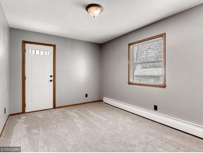 Se muestra el dormitorio con puerta de balcón. - 136 7th Ave S