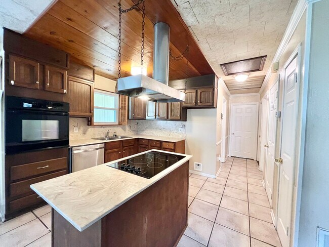 Building Photo - Three Bedroom Home with a Spacious Backyard