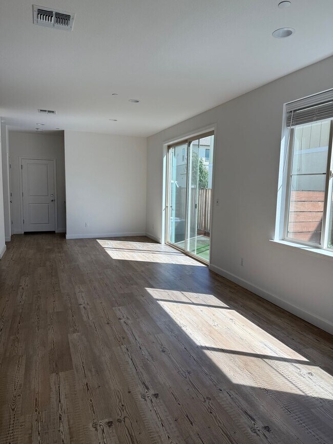 Foto del edificio - 2460 Cinnabar Dr
