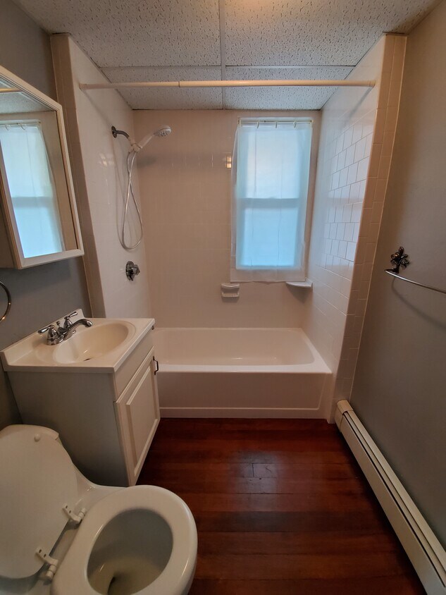 Baño - 165 Park St