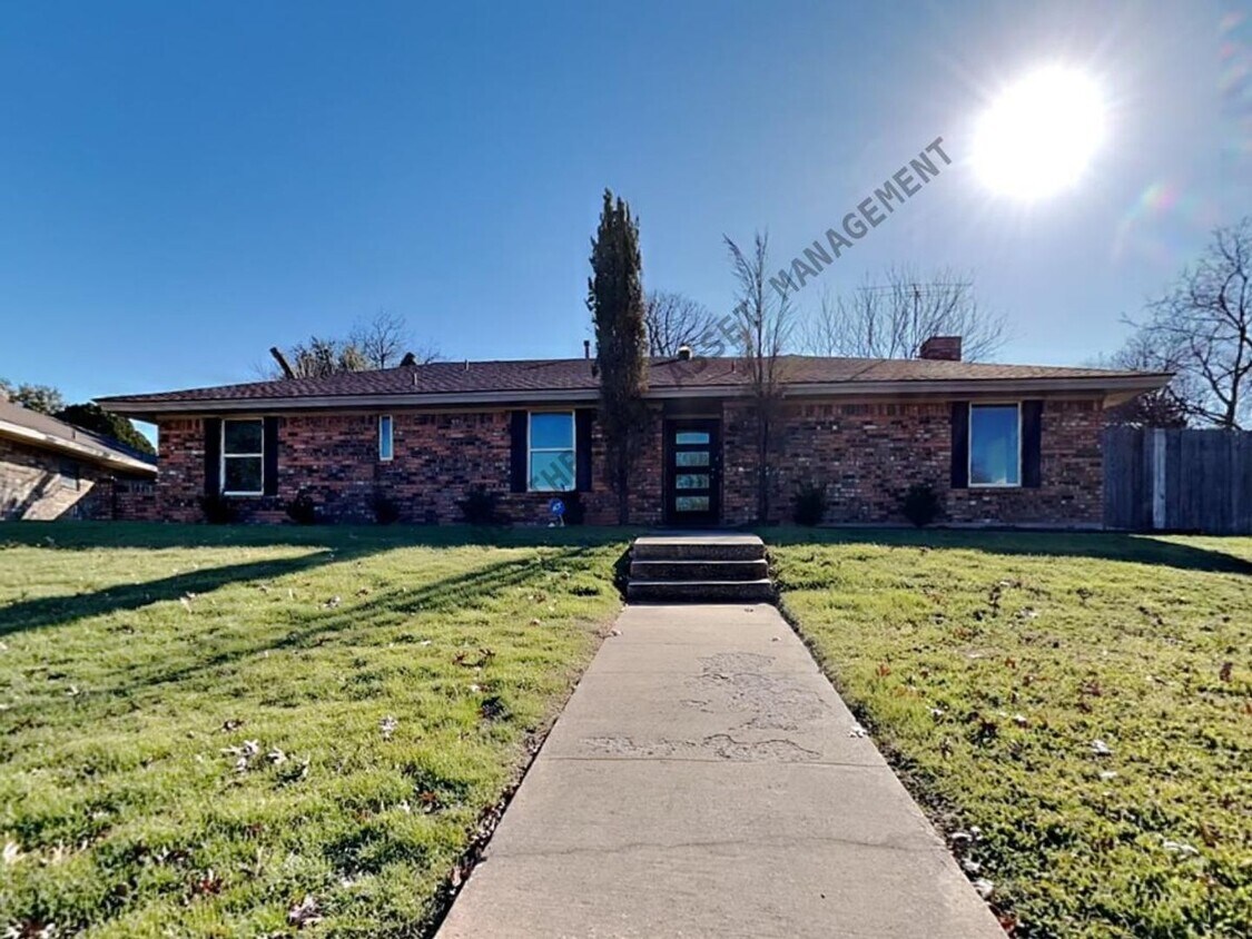 Newly Renovated Single Family Home | 4 BR/2BA | Fenced Backyard - Newly Renovated Single Family Home | 4 BR/2BA | Fenced Backyard