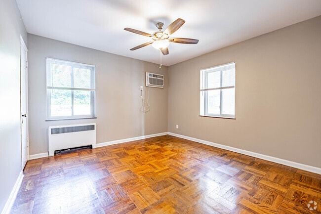 2BR, 1BA - 850SF - Primary Bedroom - Edenview