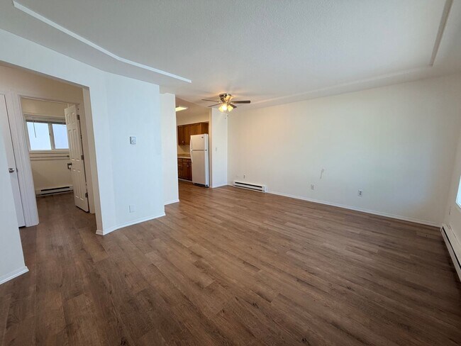 Building Photo - Charming 2 Bedroom Unit in NE Portland Water/ Sewar & Garbage PAID FOR!!!