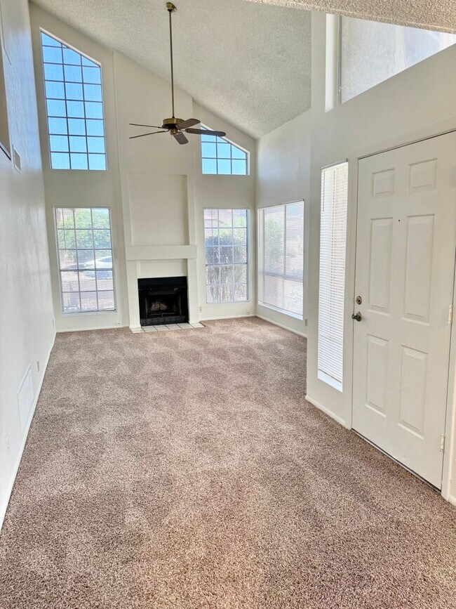 Foto del edificio - Two Story 3 Bedroom/2.5 Bath Home. Clean & Ready for Immediate Move-in!