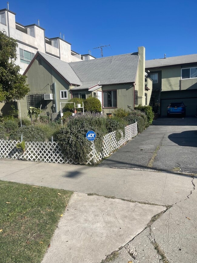 Foto del edificio - 3750 Clarington Ave