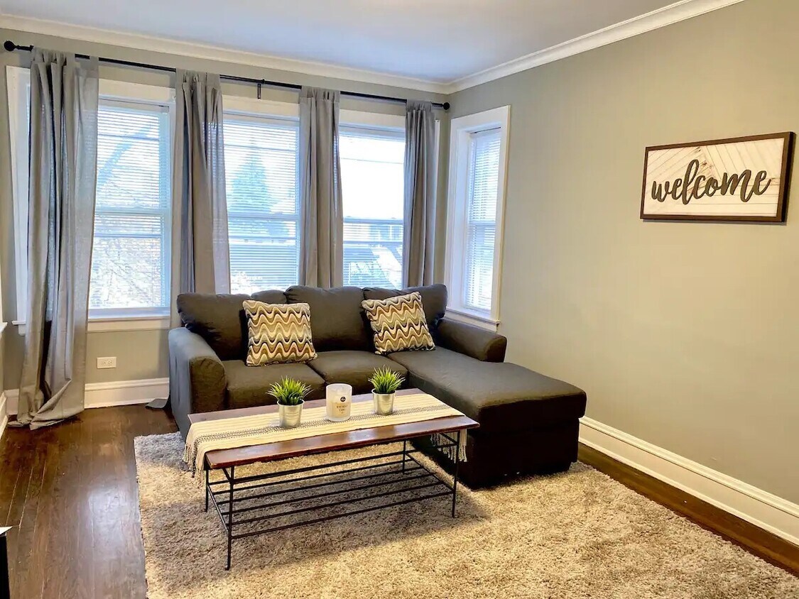 Foto principal - 5843 W Gunnison St