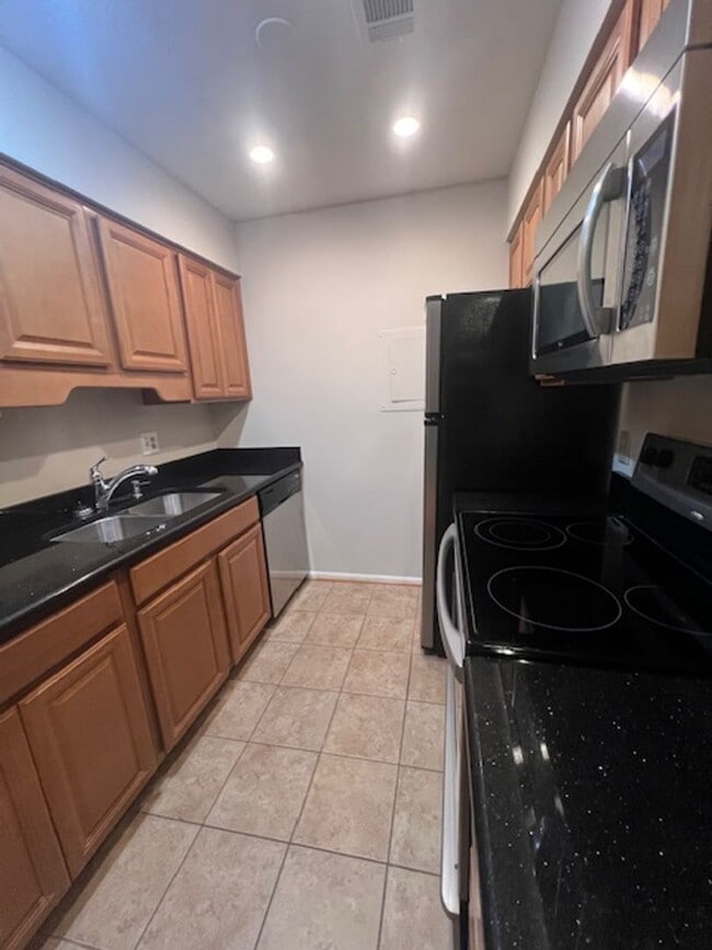 Building Photo - LOVELY 1 BEDROOM 1 BATH CONDO