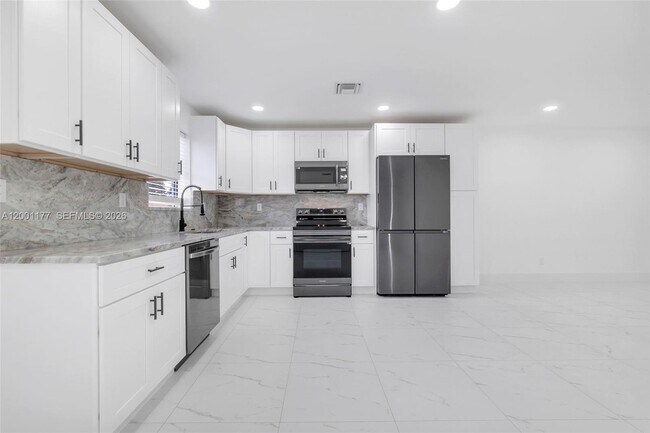 Foto del edificio - 810 SW 14th Ct