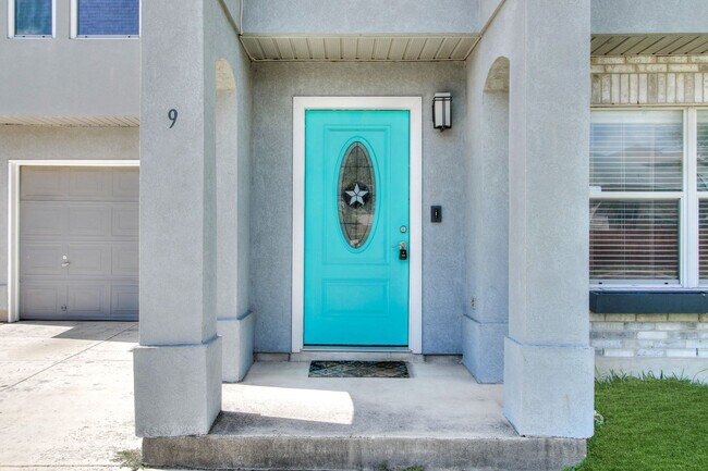 Foto del edificio - Luxury Meets Convenience in This Ideally L...