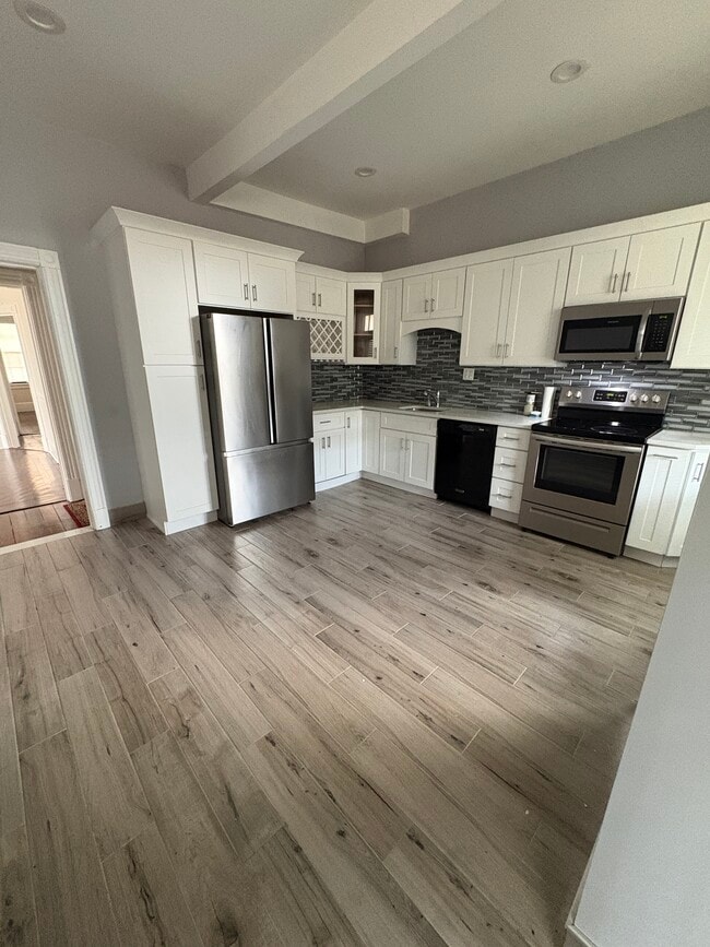 Building Photo - 393 Van Duzer St