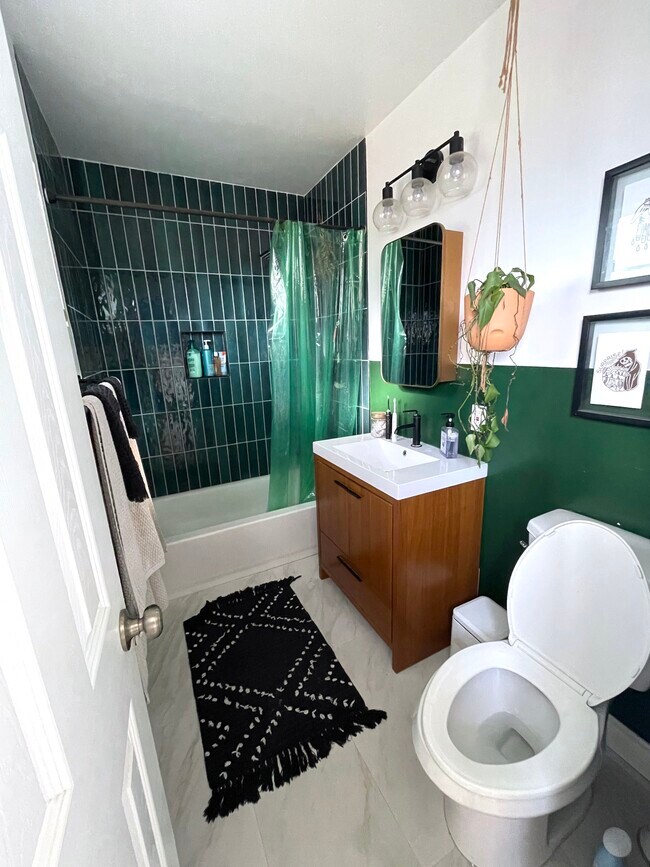 Baño con bañera - 2264 Imperial Ave
