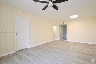 Building Photo - 2821 Somerset Dr