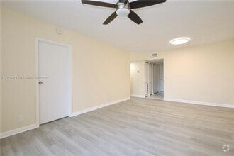 Building Photo - 2821 Somerset Dr