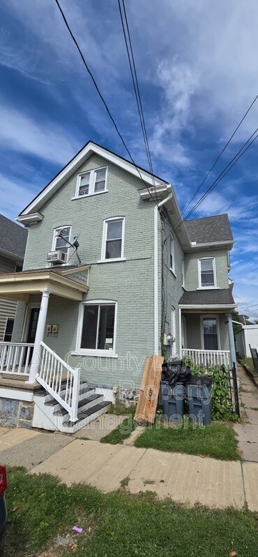 Primary Photo - 61 E Goepp St