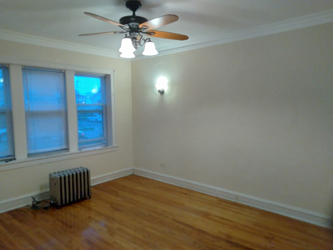 Living room - 5254 W Melrose St
