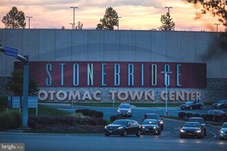 Building Photo - 2456 Eastbourne Dr