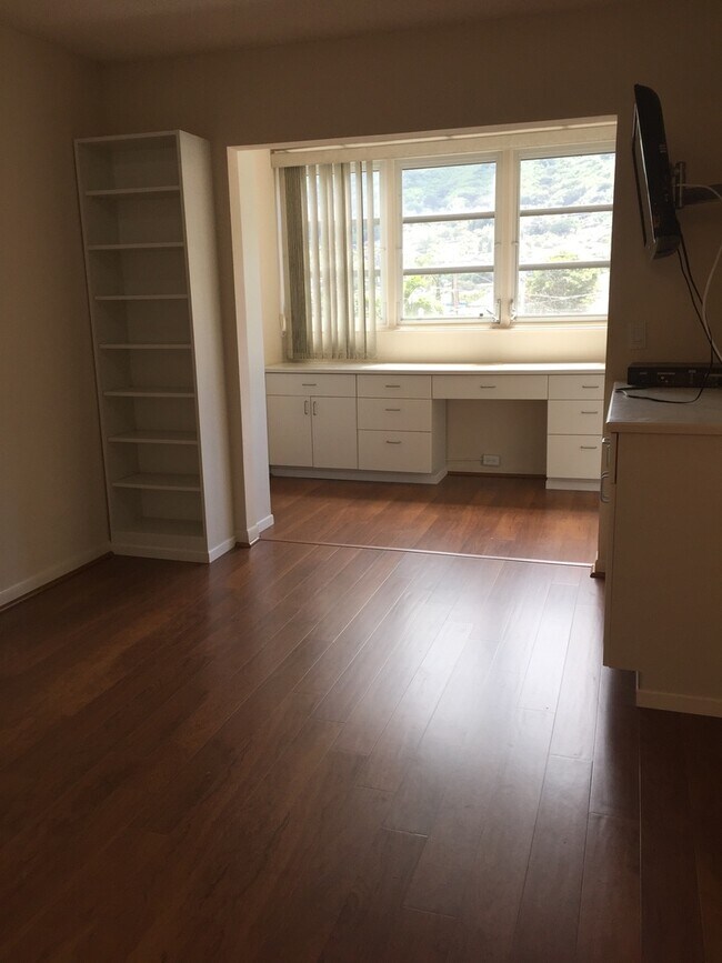 Building Photo - Manoa East - 2 bedroom - rarely available