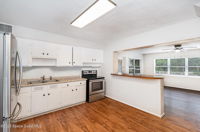 Building Photo - 738 Japonica Dr