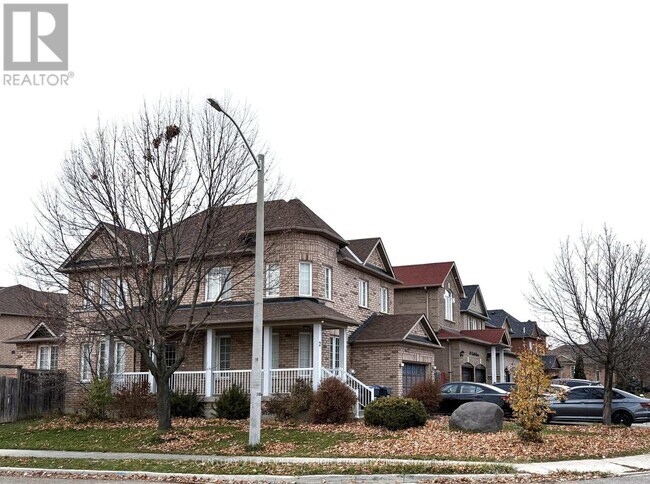 Building Photo - 2 Fallstar Crescent