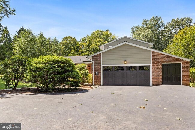 Building Photo - 749 Bair Rd