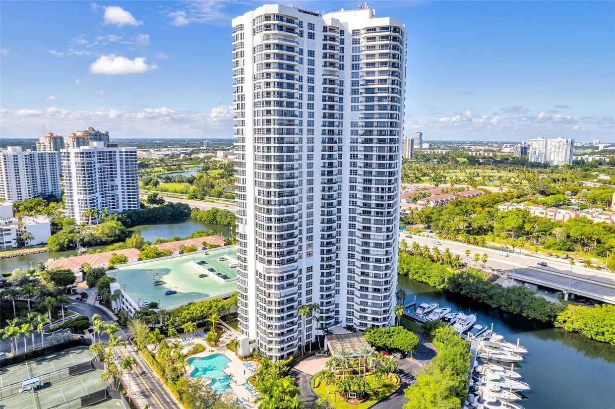 Foto principal - 3500 Mystic Pointe Dr