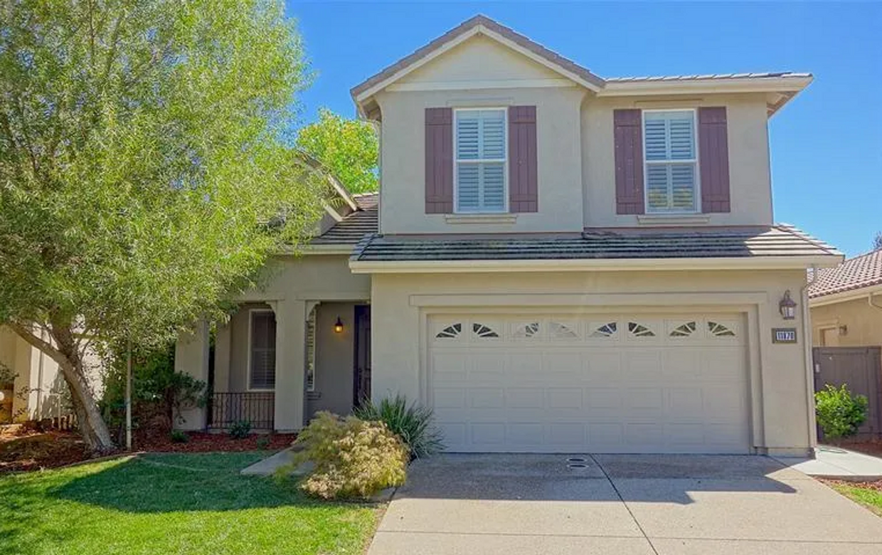 Foto principal - Spacious 5-bedroom, 3-bathroom single-fami...