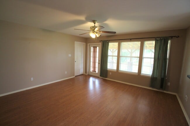 Building Photo - 447 Redbud Cir