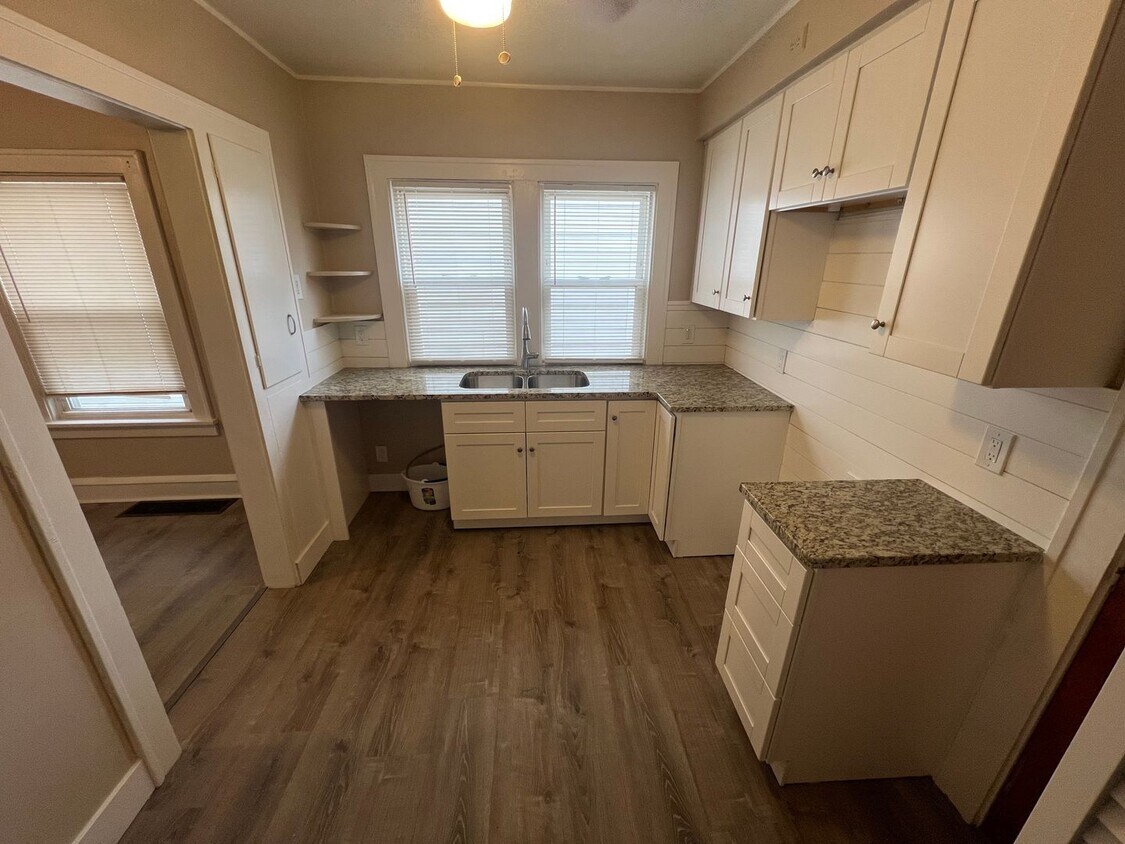 Foto principal - 2229 Chesterland Ave