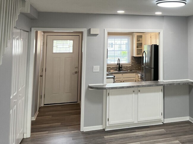 Foto del edificio - Walk to Beach! Newly Remodeled 2 Bedroom, Pet-Friendly Town Home! Available NOW!