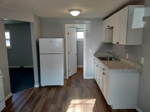 Building Photo - 164 Elm St