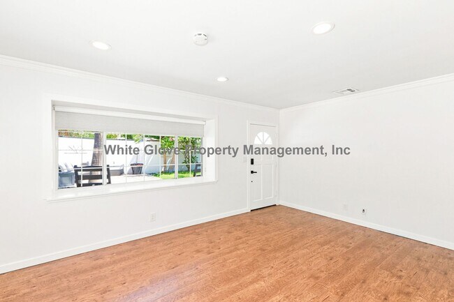 Foto del edificio - Rare Gated Orange Park Acres 3 Bedroom Property Featuring a Commercial Workshop & Studio