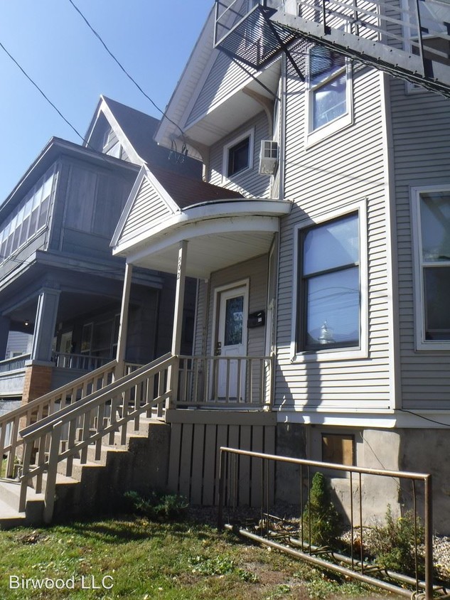 Primary Photo - 102 N Bassett St