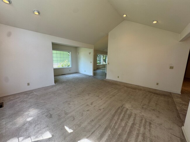 Foto del edificio - Hucrest home with 3 car garage