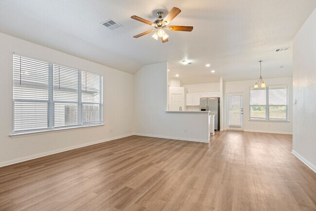 Building Photo - NEWLY RENOVATED Beautiful 3 bedroom, 2 bat...