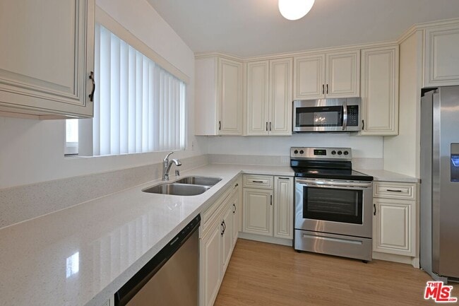 Building Photo - 1128 Rexford Dr