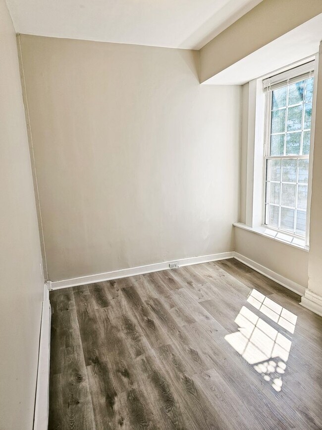 Building Photo - Central Ave