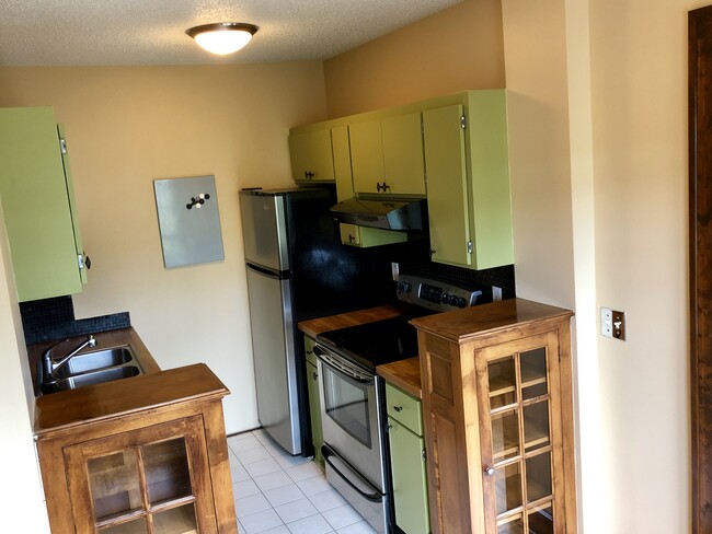 Kitchen - 1900 Stevens Ave