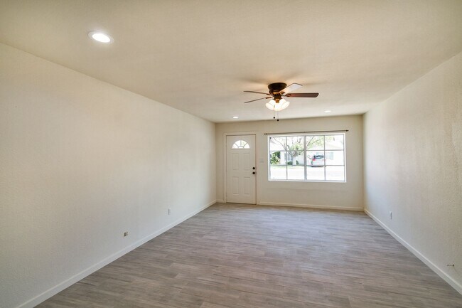 Foto del edificio - Huge Yard backing the 60.  5 Bed 3 Bath house at ASU