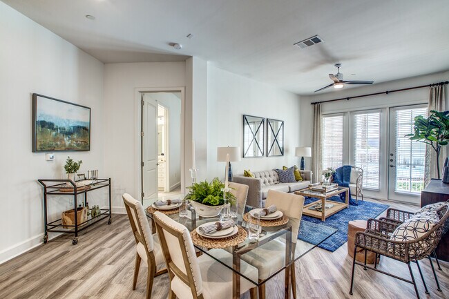 Foto del edificio - Quiet Luxury Near Lake Houston - 1 Month F...