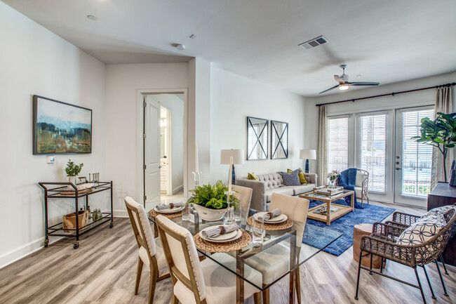 Foto del edificio - Quiet Luxury Near Lake Houston