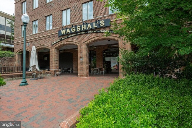 Foto del edificio - 4214 Embassy Park Dr NW